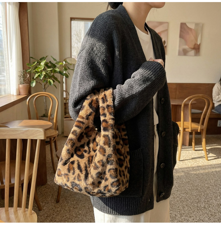 秋冬软乎乎加棉蝴蝶结刺绣手腕包便携通勤手提包可爱精致外出小包详情图20