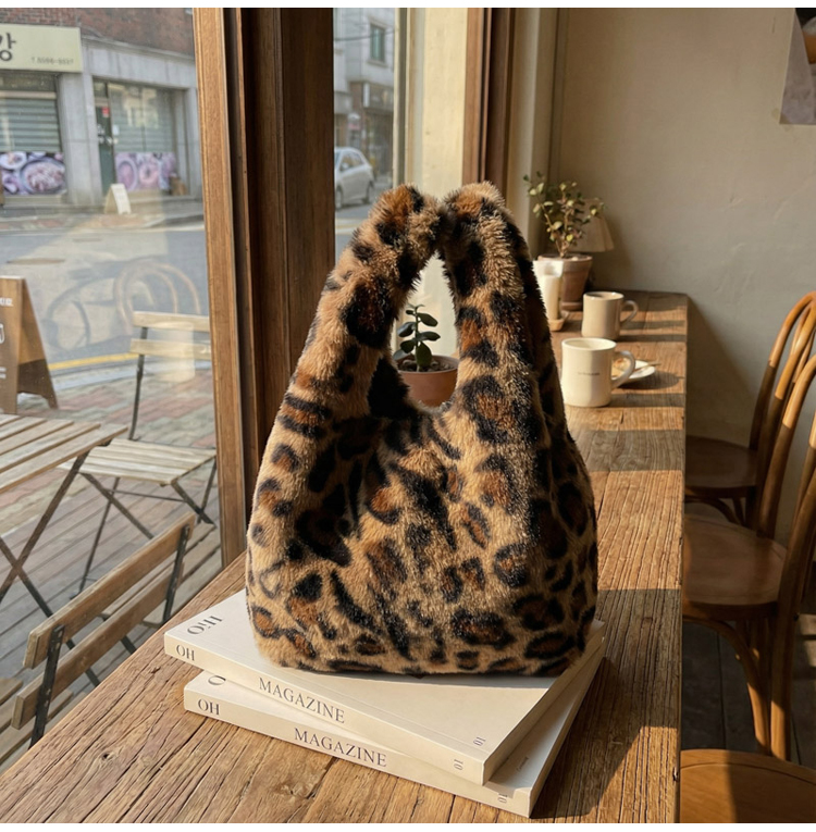 秋冬软乎乎加棉蝴蝶结刺绣手腕包便携通勤手提包可爱精致外出小包详情图15